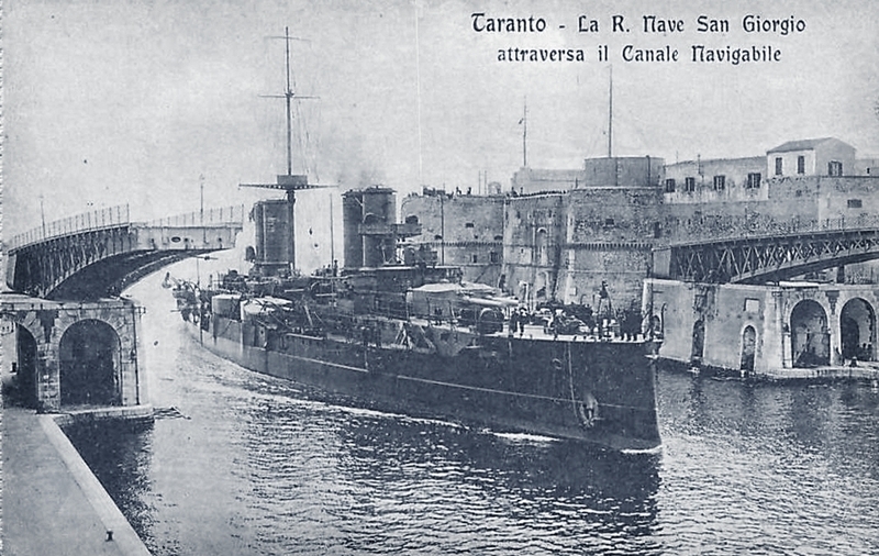 L'incrociatore San Giorgio nel porto di Taranto