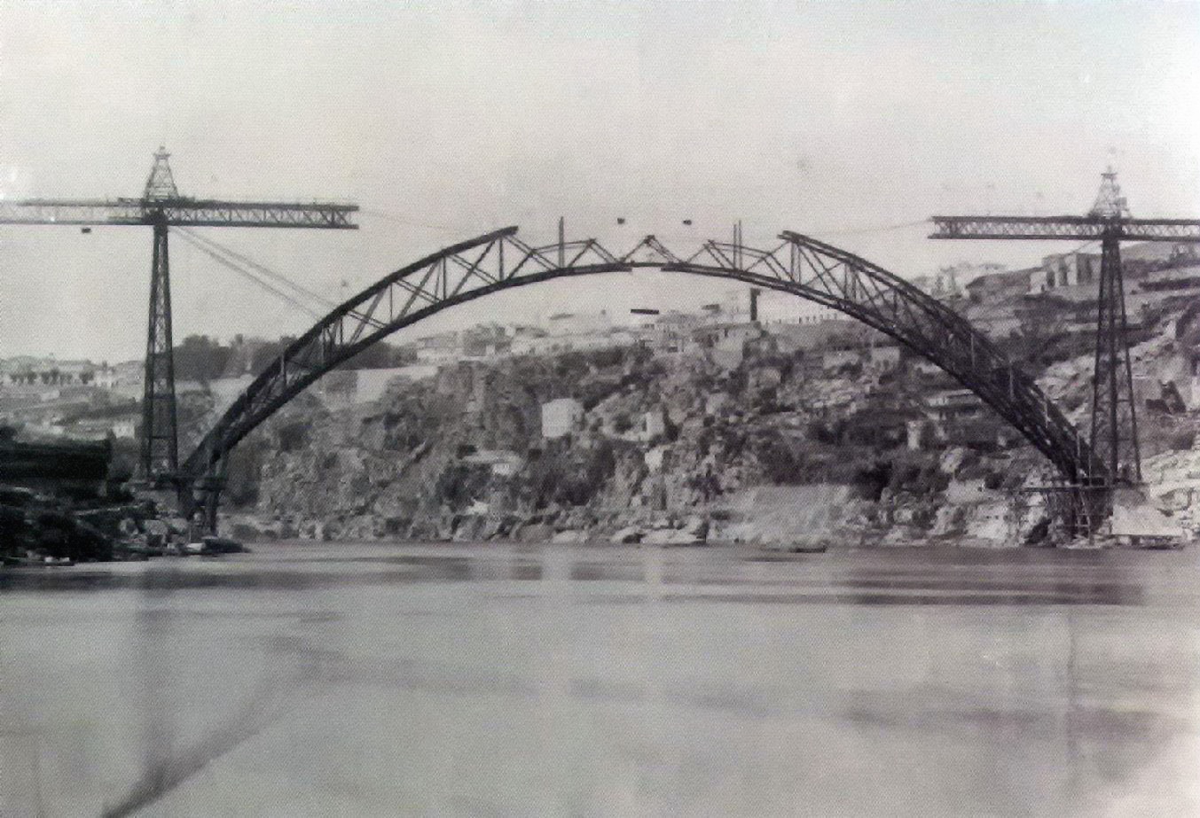 Il ponte Maria Pia in costruzione