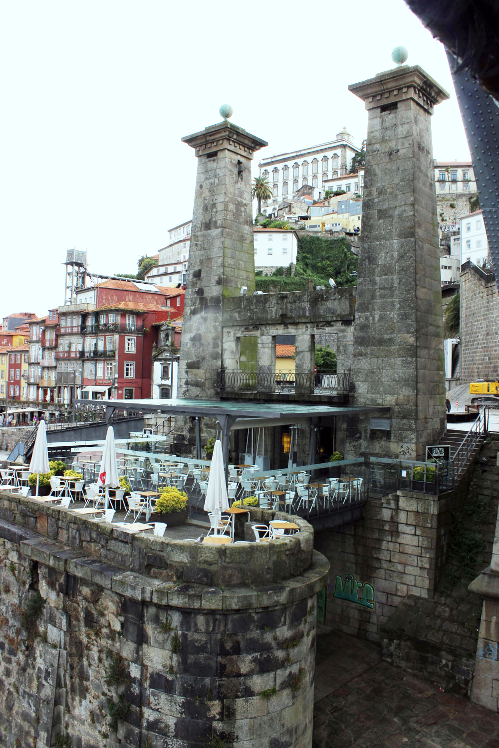 Pilone del ponte Maria II con il ristorante