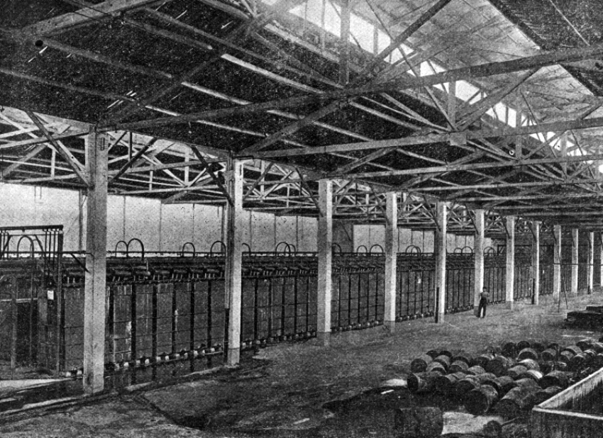 La sala degli elettrolizzatori Fauser nel 1926