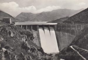 Diga del Turano durante uno sfioro
