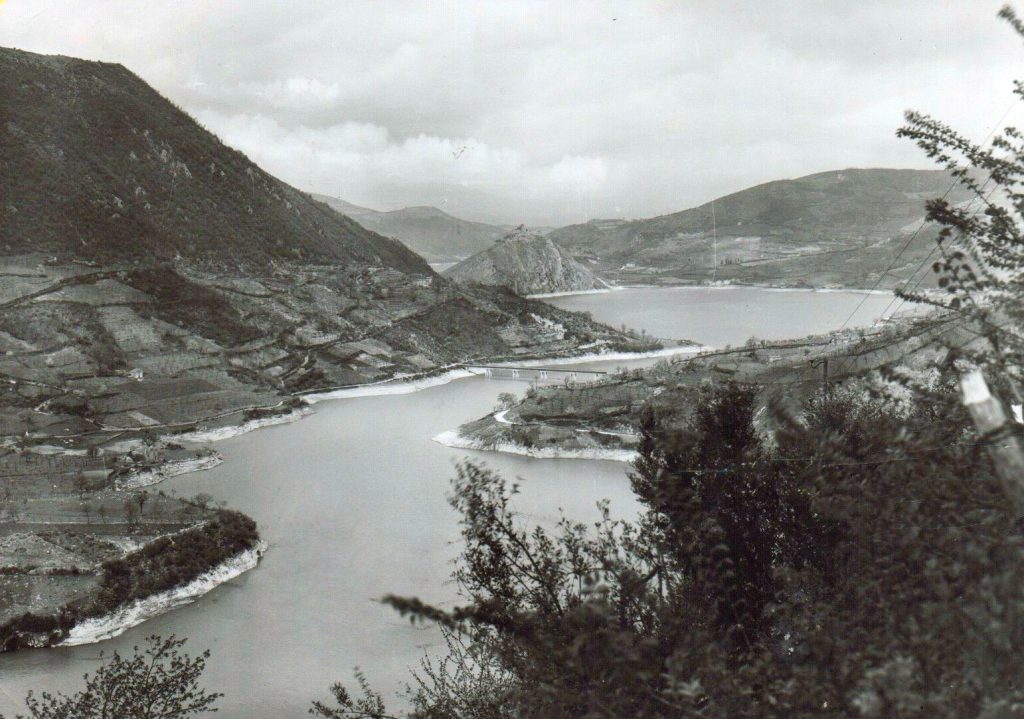 Ponte sul lago del Turano