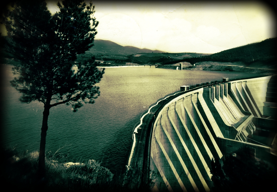 Corbara (TR), diga e lago che viene utilizzato come bacino per l'impianto idroelettrico omonimo