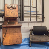 Telefono a cornetta della stazione di Spoleto, anni Trenta; Ciclostile, anno Venti, raccolta SSIT.