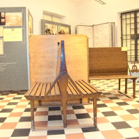 Panchina a doppia seduta in legno, anni Cinquanta del Novecento, raccolta della SSIT.