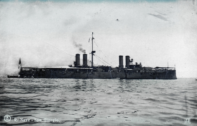Cartolina d'epoca con l'incrociatore San Giorgio