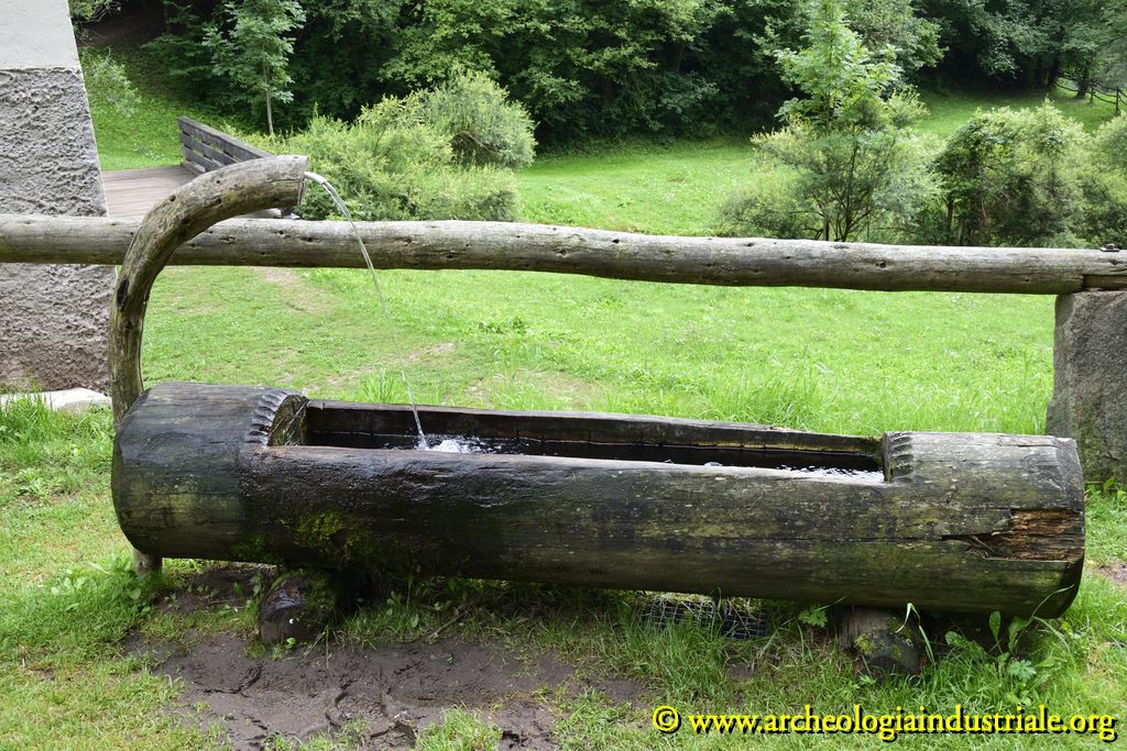 La fontana ricavata da un tronco di legno