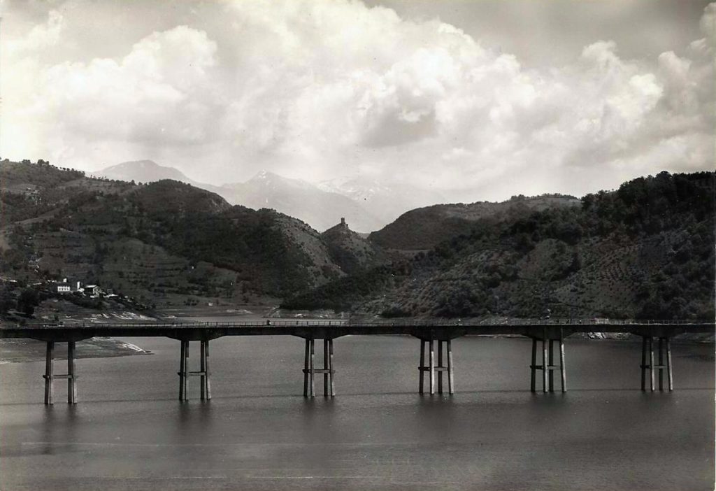 Ponte sul lago del Salto